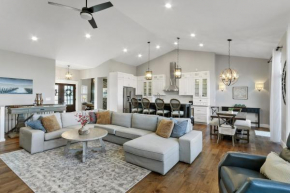 Stunning and Spacious Lookout Lodge -Floor-Ceiling Windows - Fireplace - Tree Views